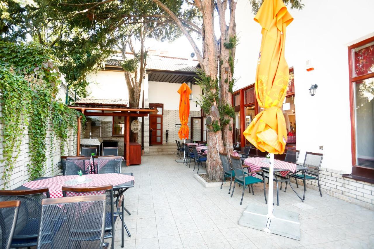 Un Pizzico Di Italiano Etterem Es Panzio Bed & Breakfast Mestecǎneşti Exterior foto