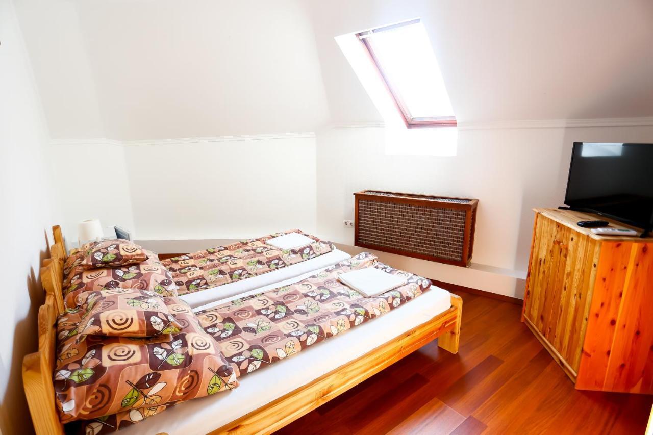 Un Pizzico Di Italiano Etterem Es Panzio Bed & Breakfast Mestecǎneşti Exterior foto